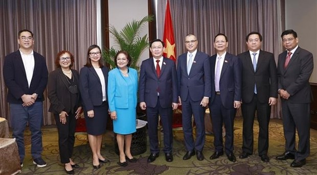 Le president de l’AN Vuong Dinh Hue recoit la presidente de Clark Development Corporation hinh anh 2