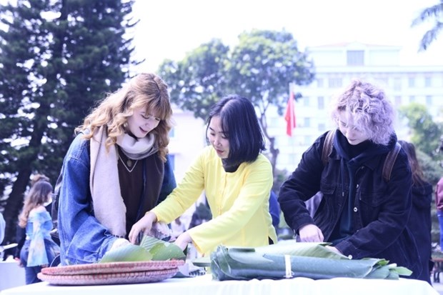 Hanoi: les etudiants etrangers enthousiastes de decouvrir le Tet traditionnel du Vietnam hinh anh 1