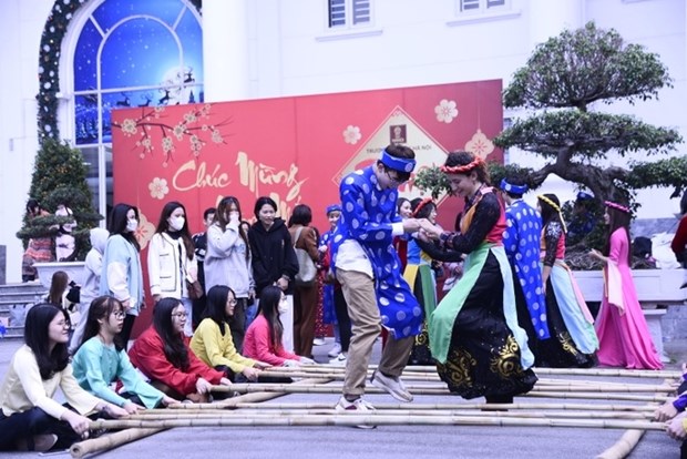 Hanoi: les etudiants etrangers enthousiastes de decouvrir le Tet traditionnel du Vietnam hinh anh 2