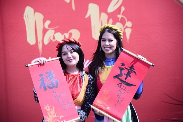 Hanoi: les etudiants etrangers enthousiastes de decouvrir le Tet traditionnel du Vietnam hinh anh 3