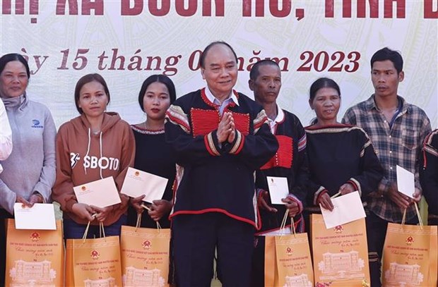 Le president Nguyen Xuan Phuc offre des cadeaux a des personnes en difficulte a Dak Lak hinh anh 1