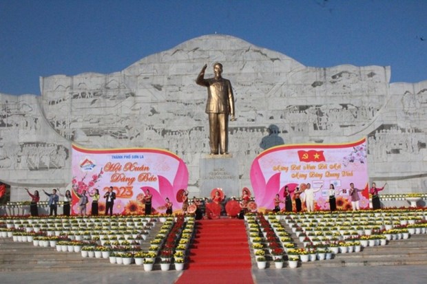 Son La: Des milliers de personnes a une fete en l’honneur du President Ho Chi Minh hinh anh 1