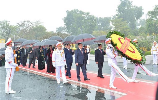 Les dirigeants rendent hommage au President Ho Chi Minh a l’occasion du 93e anniversaire du PCV hinh anh 2