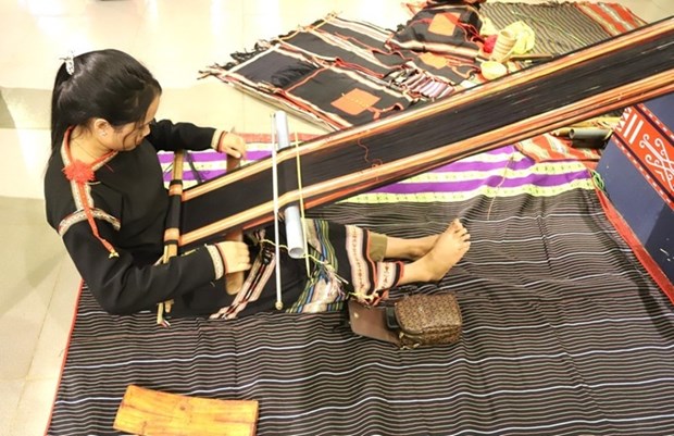 Une exposition met en lumiere les costumes traditionnels des ethnies minoritaires de Dak Lak hinh anh 1