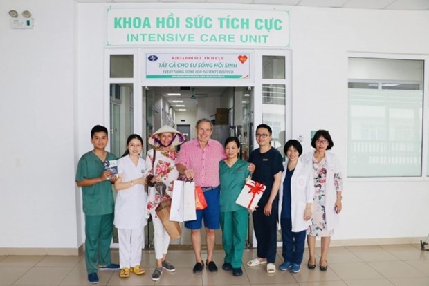 Covid-19: Un couple de patients britanniques revient au Vietnam hinh anh 1