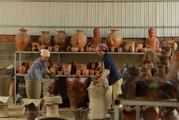 Nouvelle vitalite dans le village de poterie de Bau Truc hinh anh 2