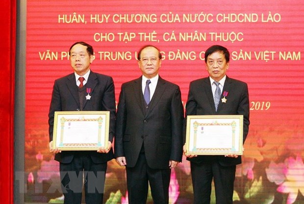 Remise des distinctions honorifiques de l’Etat laotien au Bureau du CC du PCV hinh anh 1