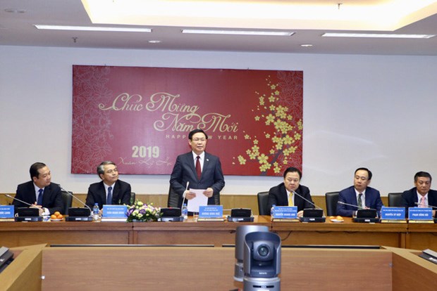 Les vice-PM Vuong Dinh Hue et Vu Duc Dam presentent leurs vœux de Nouvel an a des ouvriers hinh anh 1