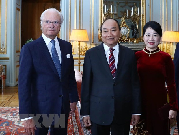 Entrevue entre le PM Nguyen Xuan Phuc et le roi suedois Carl XVI Gustav hinh anh 1