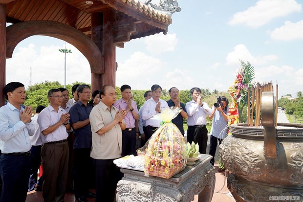 Le PM Nguyen Xuan Phuc offre de l'encens a l'ancienne citadelle de Quang Tri hinh anh 1