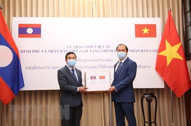 COVID-19: le Vietnam presente du materiel medical au Laos et au Cambodge hinh anh 1