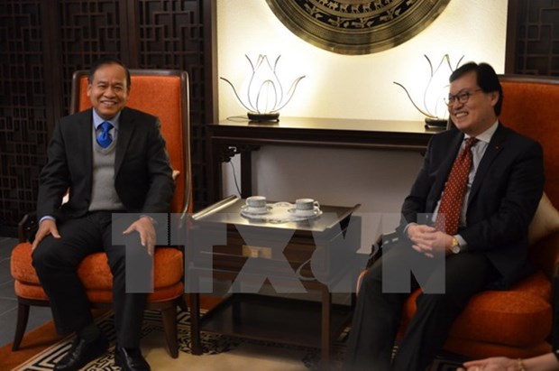 Les diplomates vietnamiens et laotiens a Geneve cultivent leurs liens hinh anh 1