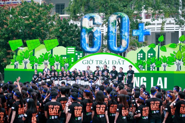 Plus de 2.000 etudiants participent a l’Heure de la Terre 2017 hinh anh 1