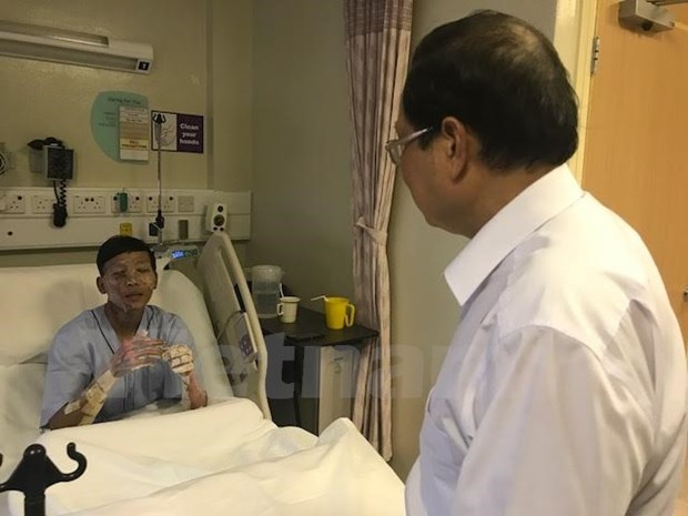 L’ambassadeur du Vietnam a Singapour au chevet des marins sinistres hinh anh 1