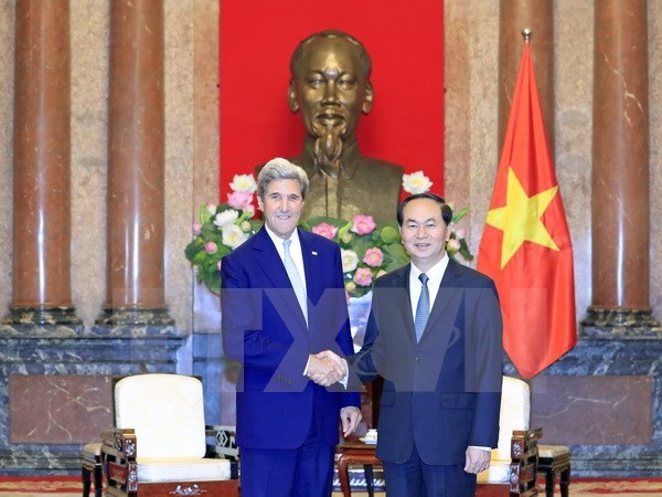Le president Tran Dai Quang invite John Kerry de continuer a soutenir les liens Vietnam-Etats-Unis hinh anh 1