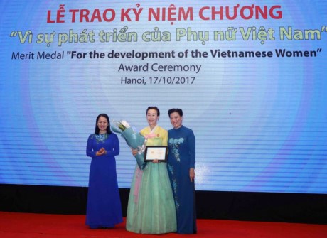Medaille « Pour le developpement des femmes vietnamiennes » a Han Mi Young hinh anh 1