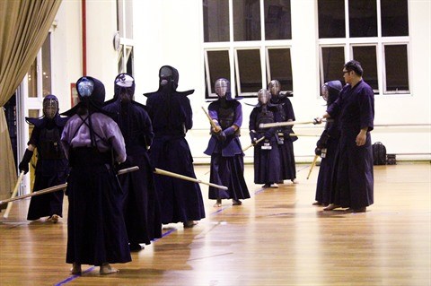 Le kendo, la «voie du sabre japonais», fait des adeptes a Hanoi hinh anh 1
