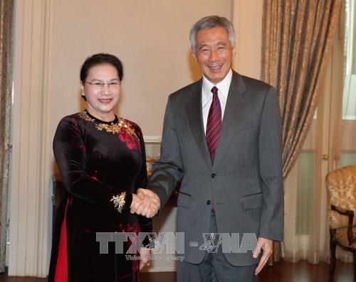 La presidente de l’AN rencontre des dirigeants singapouriens hinh anh 2