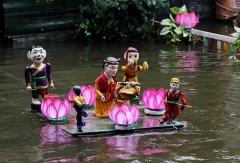 A Dong Ngu, les marionnettes sur l'eau dansent au rythme du quan ho hinh anh 1