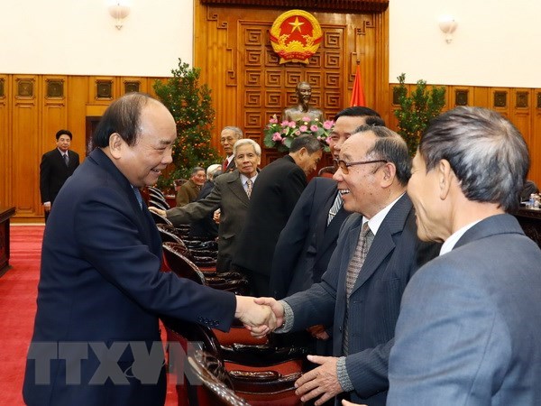 Le PM rencontre des anciens experts volontaires vietnamiens au Cambodge hinh anh 1