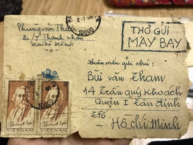A Hanoi, une exposition feuillete cent ans en lettres manuscrites hinh anh 3