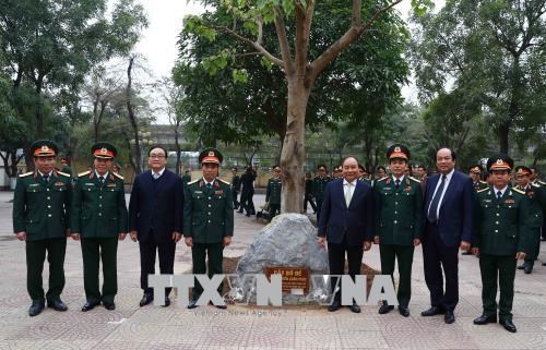 Le Premier ministre rend visite au commandement militaire de Hanoi hinh anh 1