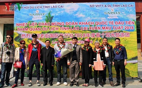 Lao Cai et Da Nang accueillent les premiers touristes etrangers de l'annee du Chien hinh anh 1