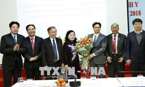 Deux vice-Premiers ministres rencontrent des medecins a Hanoi hinh anh 2
