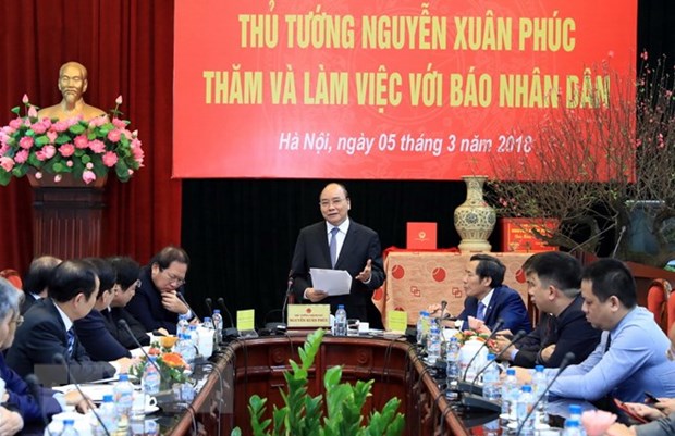 Le chef du gouvernement travaille avec le journal Nhan Dan hinh anh 1