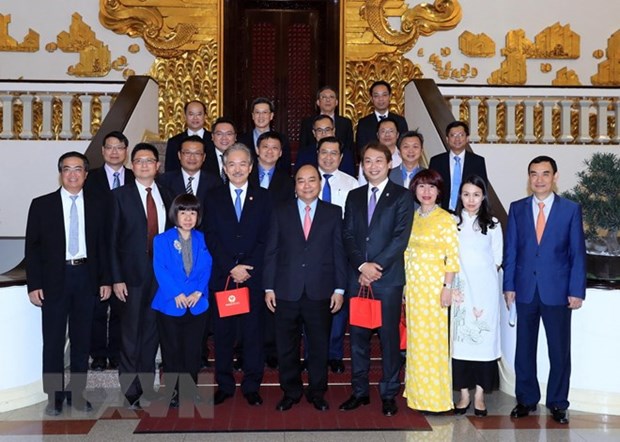 Le PM Nguyen Xuan Phuc invite les entreprises singapouriennes a investir au Vietnam hinh anh 1