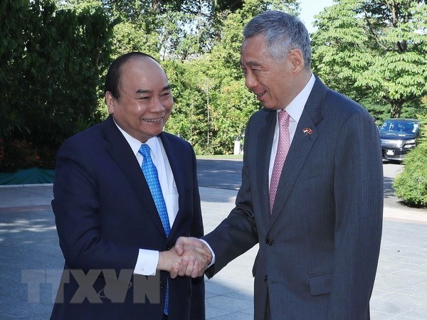 Ceremonie d’accueil reservee au PM Nguyen Xuan Phuc en visite officielle a Singapour hinh anh 1