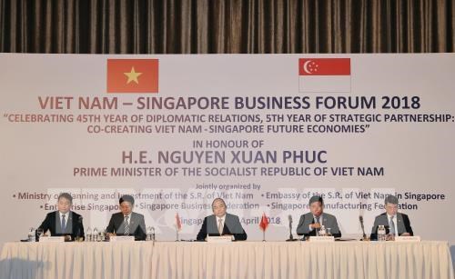 Le PM invite a intensifier les liens economiques Vietnam-Singapour hinh anh 1
