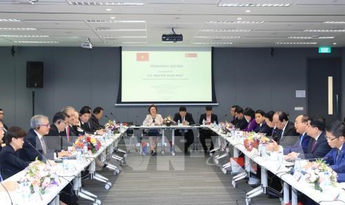 Le PM rencontre des leaders de grands groupes et societes multinationales a Singapour hinh anh 1