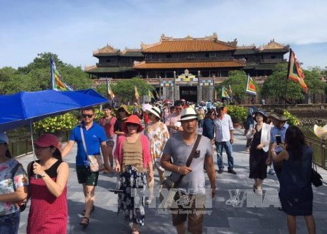Thua Thien-Hue accueille plus de 750.000 touristes etrangers en quatre mois hinh anh 1