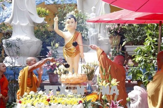 L’anniversaire de la naissance de Bouddha celebre au Laos et en Republique tcheque hinh anh 1