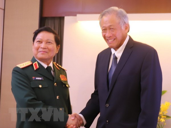 Shangri-La 2018 : le ministre Ngo Xuan Lich rencontre des representants de differents pays hinh anh 1