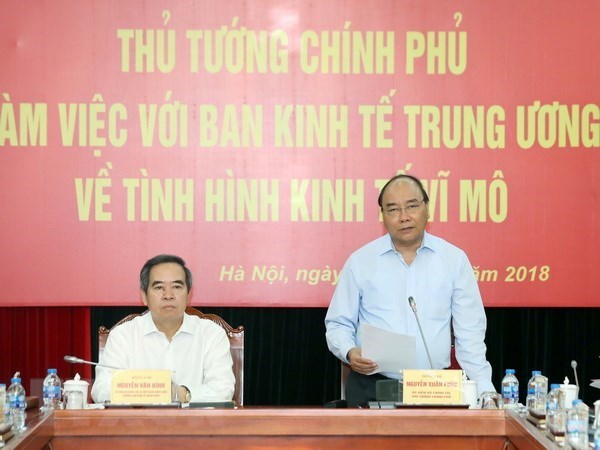 Le PM Nguyen Xuan Phuc travaille avec la Commission economique centrale hinh anh 1