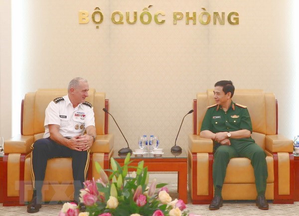 Le general Phan Van Giang recoit le commandant en chef de l’USARPAC hinh anh 1