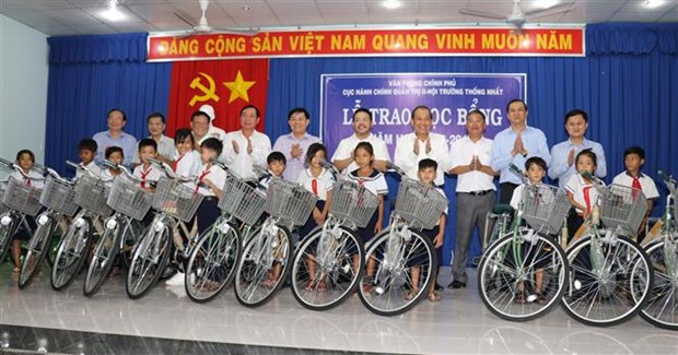 Le vice-PM Truong Hoa Binh offre des cadeaux aux familles et etudiants pauvres hinh anh 2