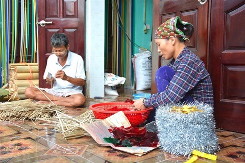 La fabrication des lanternes etoilees bat son plein a Nam Dinh hinh anh 1