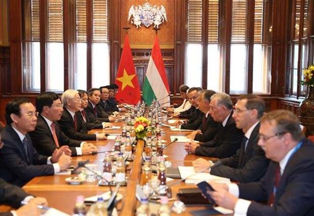 Le Vietnam et la Hongrie signent sept documents de cooperation hinh anh 1