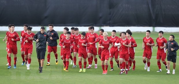 Le Premier ministre encourage l’equipe nationale de football hinh anh 1