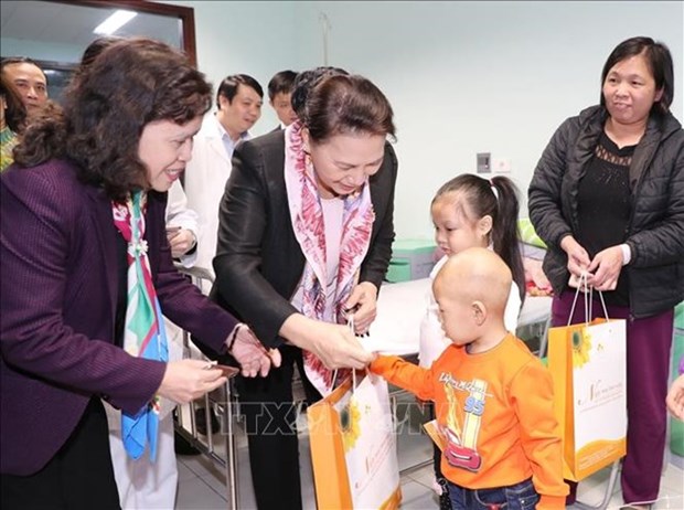 La presidente de l’AN offre des cadeaux a des enfants atteints de cancer hinh anh 1