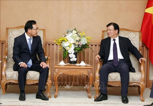 Le vice-PM Trinh Dinh Dung recoit le nouveau directeur de Samsung Vietnam hinh anh 1