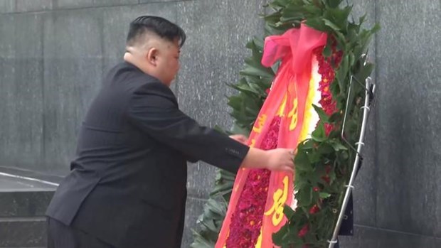 Le president Kim Jong-un rend hommage au president Ho Chi Minh hinh anh 2