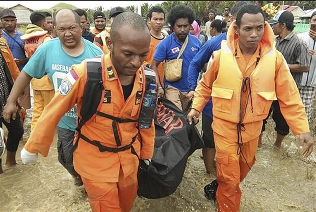 Indonesie: au moins 107 morts dans les inondations et les glissements de terrain hinh anh 1