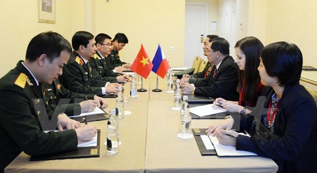 Le chef d’etat-major de l’APV rencontre des officiers superieurs russe et philippin hinh anh 1