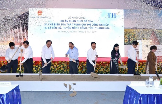 Le PM a la ceremonie de mise en chantier d'un projet d’elevage bovin a Thanh Hoa hinh anh 1