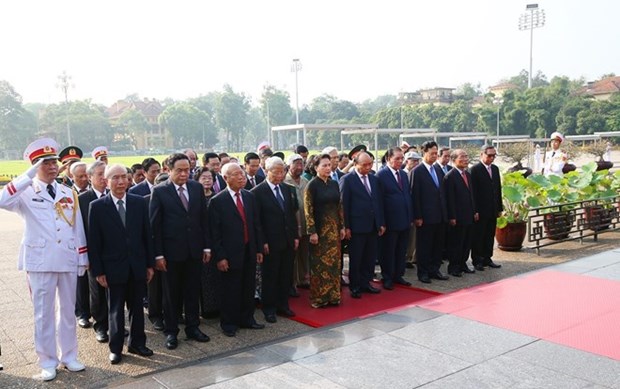 Les dirigeants rendent hommage au President Ho Chi Minh hinh anh 1