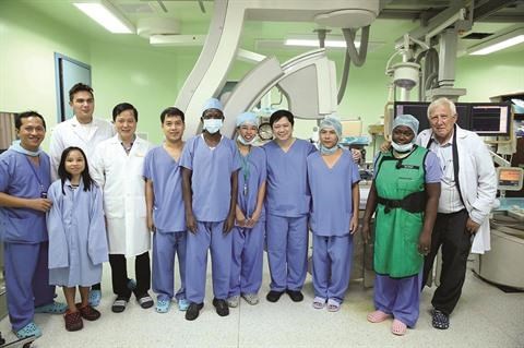 Chirurgie: L’excellence vietnamienne attire les medecins etrangers hinh anh 2
